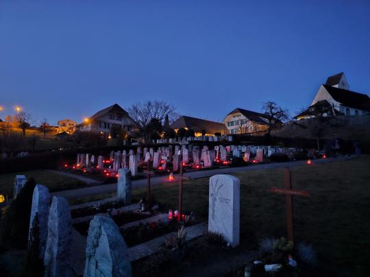 Gedenkfeier auf dem Friedhof